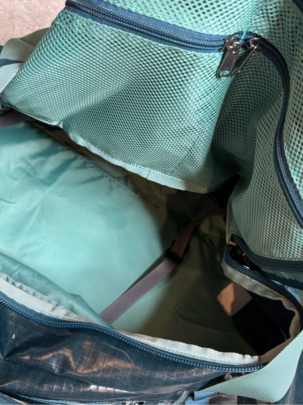 Patagonia Black Hole Duffle 60L in blue teal waterproof hiking camping backpack - Picture 4 of 16